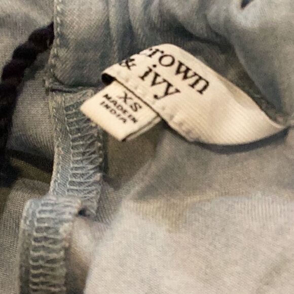 NWT  New Crown & Ivy sleeveless Embroidered chambray romper XS - Picture 4 of 10